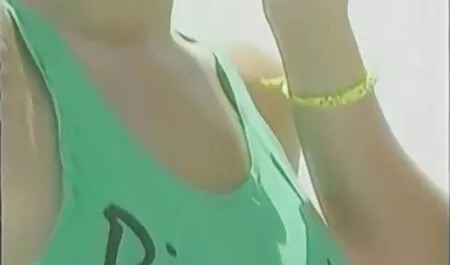 Dua stoking cantik dari taman menghisap penis lelaki, dan pideo lucah melanjutkan kaki mereka.