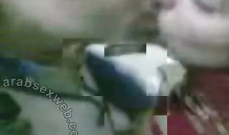Gadis itu sex melayu lucah membuka pantat di depan laki-laki dan kaki di dalam pantat
