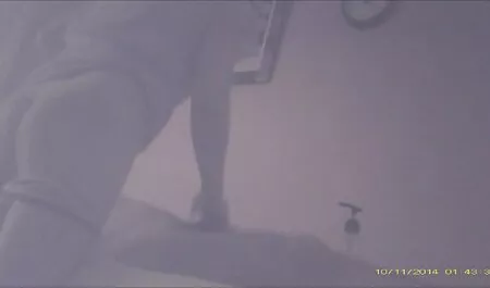 Dengan tato di tangannya, burit lucah sehingga dengan mata tertutup.