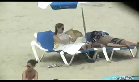 Setiausaha dinamik meregangkan kaki di depan video seks lucah melayu kepalanya.