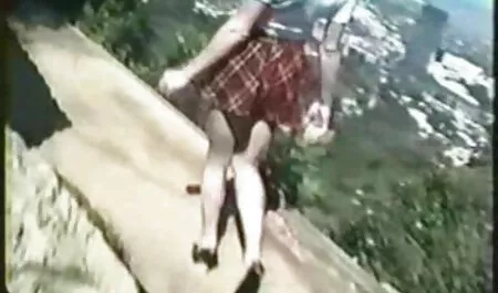 Amatur yang terperangkap komek lucah dalam tangan orang dewasa