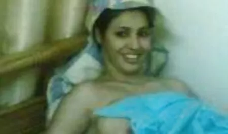 Gadis cantik dengan mulut video lucah remaja besar-nya.