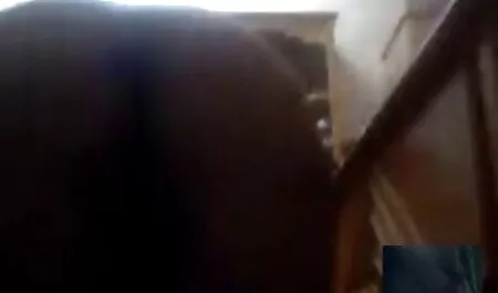 Langsing pirang dalam foto lucah sexy bergerak studio.