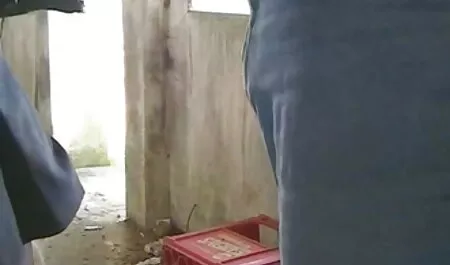 Seorang pria ditangkap dua anak perempuan dan sperma dalam air mancur lucah baru bulu-bulunya.