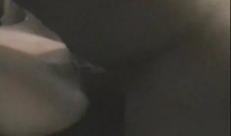 Di bilik mandi, aku tidur dengan seorang gadis yang ingin membuat sebuah video lucah dewasa suntikan.