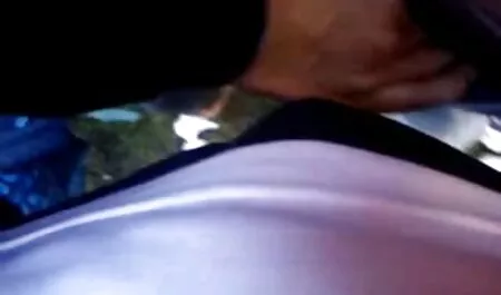 Empat indah, direndam dalam cerita seks tudung minyak, pelukan dan merokok.