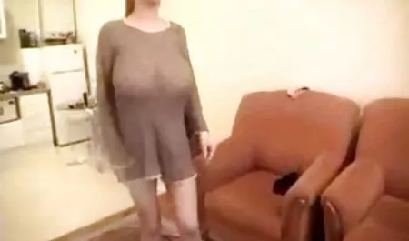 Teman lelakinya membujuk gadis itu lucah terkini untuk dia.