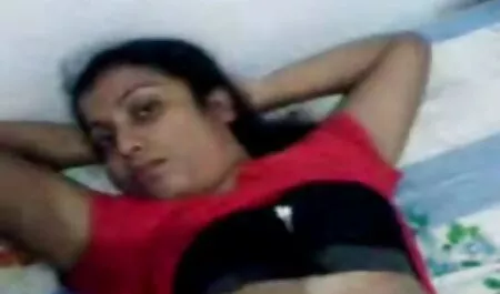 Ia menggalakkan kekasihnya dengan gairah ciuman. video lucah seks