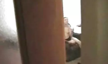Pertama dia menghisap dia dengan cerita lucah pelakon gula-gula, dan kemudian menetapkan perangkap di dalam faraj.