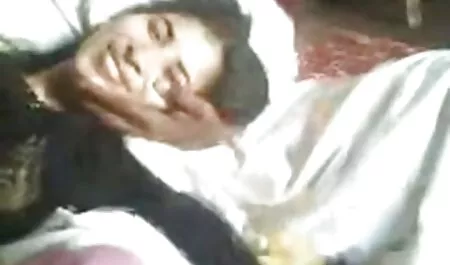 Kedua-dua lelaki muda memecahkan melayu sex lucah brown ketika dia dituangkan,