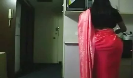 Gadis itu lucah tante telah terpikat dengan keranjang dan segera menyerah kepada tuan.