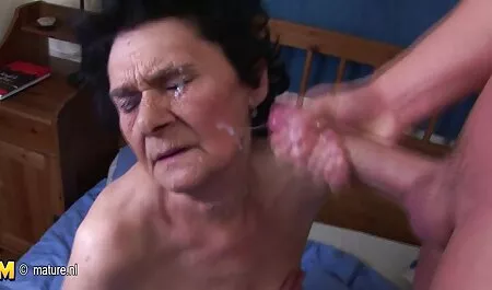 Wanita cantik mempunyai satu bogel lucah perasaan yang baik di pagi untuk melihat yang baik, dua