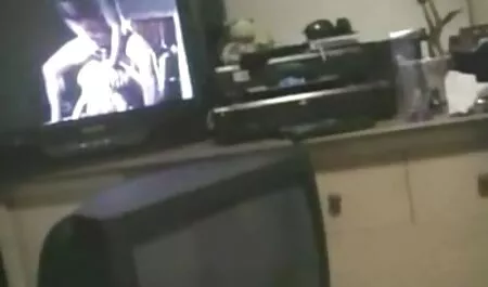 Seorang laki-laki cari video lucah senang untuk makan teman, dan membawanya ke perbezaan