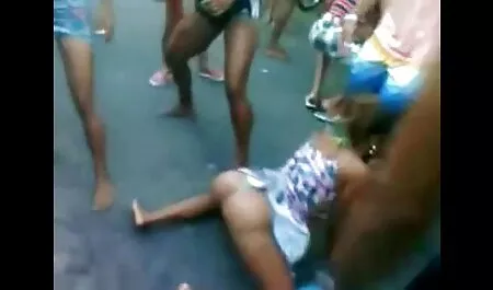 Anak laki-laki memberikan aksi lucah remaja orgasme untuk seorang gadis cantik.