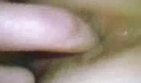 Dia tergelincir ke sudut berbaring di ranjang, gadis-gadis telanjang. doktor lucah