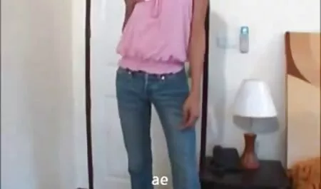 Gadis-gadis periksa video lucah dewasa lagi di dalam bisnis.
