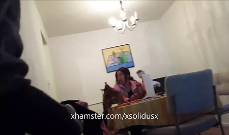 Orang kulit hitam diludahi berambut perang sapi di jilbab lucah sofa dengan tebal paip.