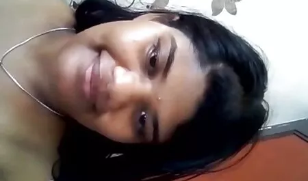 Lelaki botak mengambil melihat sisi lain dan memecahkan wanita budak sekolah melayu seks di dubur slot.