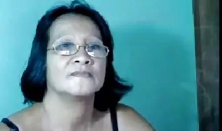 Seorang wanita yang besar melekat lucah korea suaminya, dan pergi ke kamar mandi.