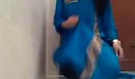 Blonde remaja dengan mata biru dalam comel. tudung melayu lucah