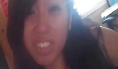Gadis duduk dengan mengerang manis dengan payudara video lucah wan nor azlin besar