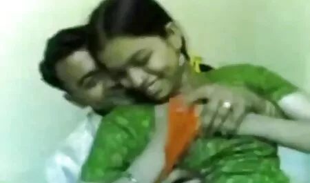 Gadis yang sedang berbicara di telepon lelaki hisap poen perempuan